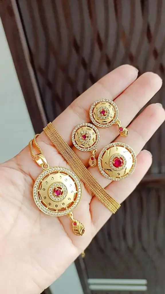 Pendent set with ring