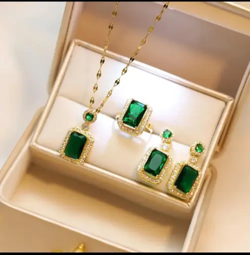 Green stone pendant set 